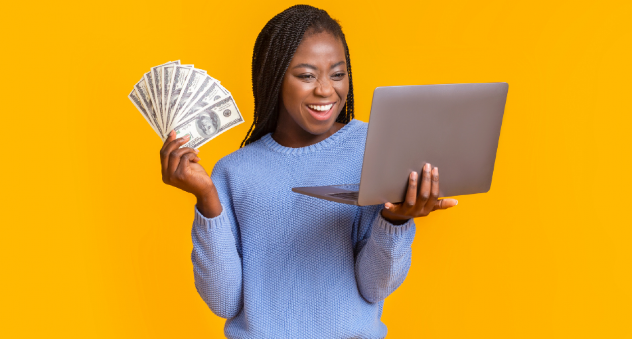 Online Business aufbauen Ideen Geld verdienen, Frau, Laptop, Geldscheine in der Hand, glücklich